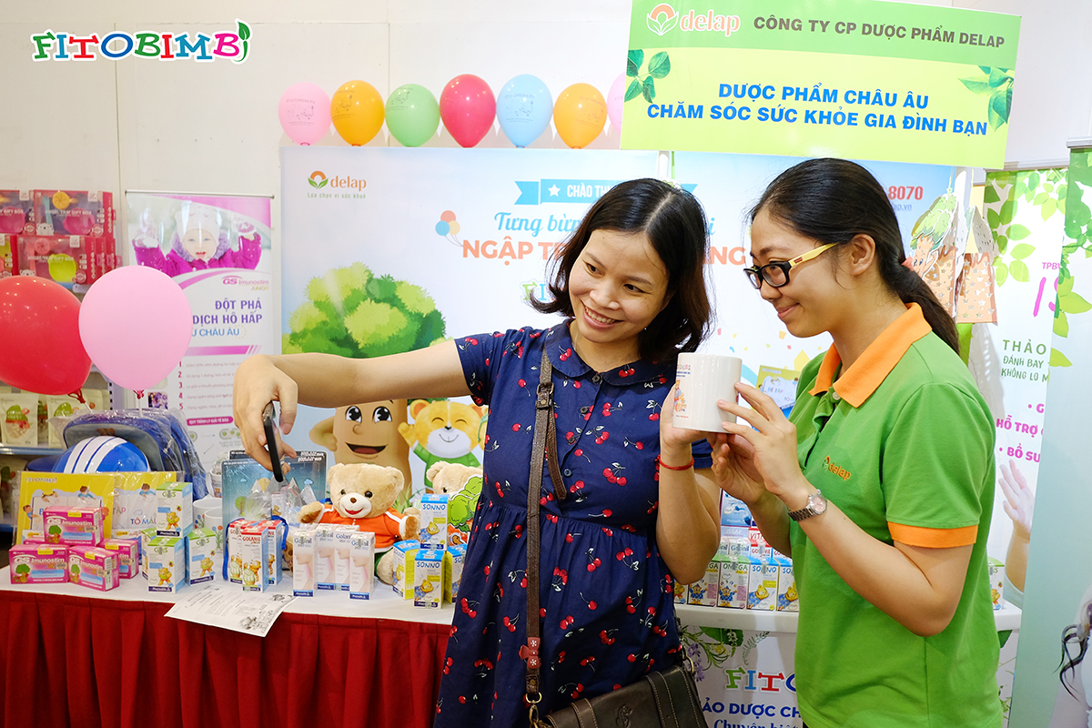 Khách hàng tham gia check in nhận quà tại gian hàng