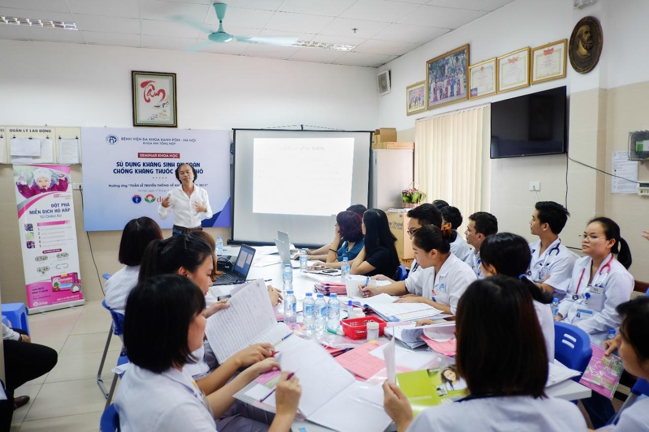 Các bác sĩ tại bệnh viện Nhi lớn nhất cả nước tham dự tại Hội nghị