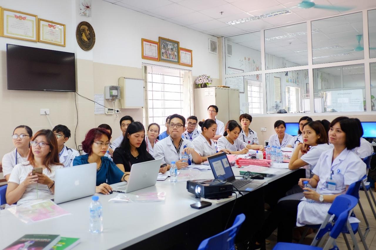 Các bác sĩ lắng nghe thực trạng lạm dụng kháng sinh ở trẻ