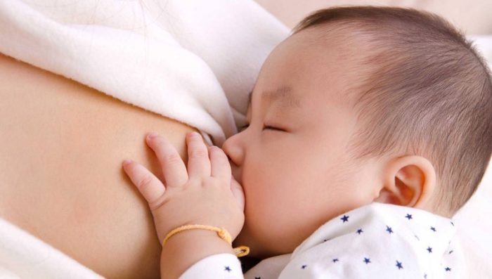 Trẻ sơ sinh nhận được kháng thể từ sữa mẹ