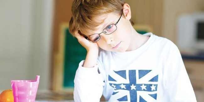 Khi bé có biểu hiện giảm thị lực, cha mẹ nên mua thuốc bổ mắt cho trẻ