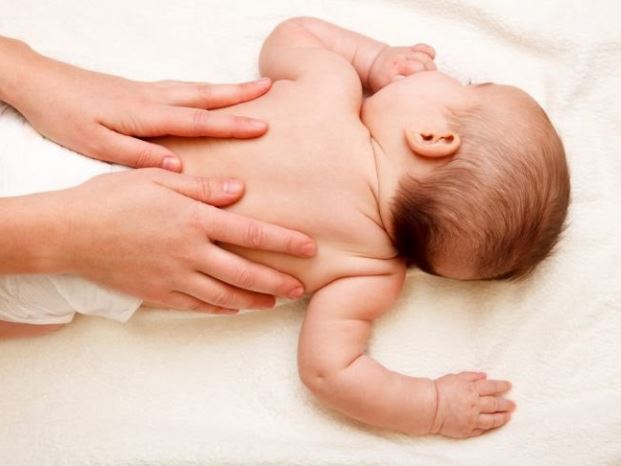 Massage cho bé trước khi ngủ để mạch máu lưu thông và bé dễ ngủ hơn.