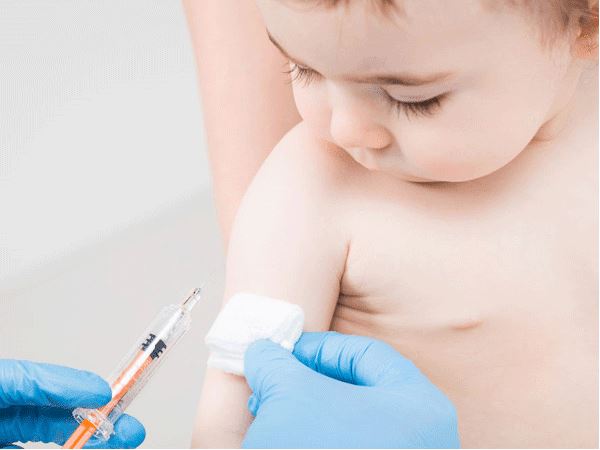 Cho trẻ tiêm phòng cúm hàng năm để bảo vệ cơ thể trẻ