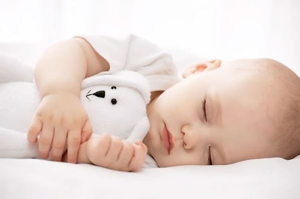 Trẻ sơ sinh có nhiều kiểu tỉnh giấc khác nhau.